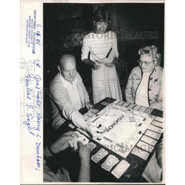 1984 Press Photo Gene Linde, Nancy L Dunham and Pauline E Sagel play monopoly #1 image
