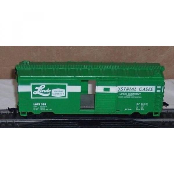 HO Scale Life Like Linde Company Industrial Cases LAPX 358 box car #6 image