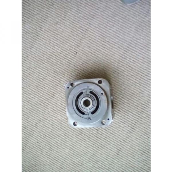 2 origin eaton 420 piston hydraulic pump end cover side port part 9900267-005 #1 image