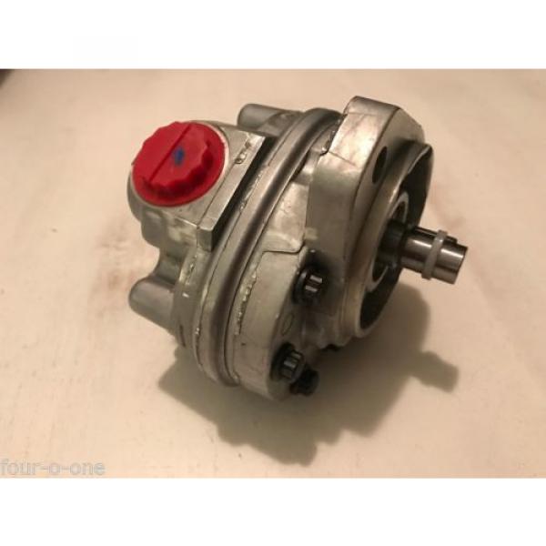 Vickers 26 Series Hydraulic Gear Pump, 3500psi Max Pressure 5.3GPM 26001-RZG #1 image